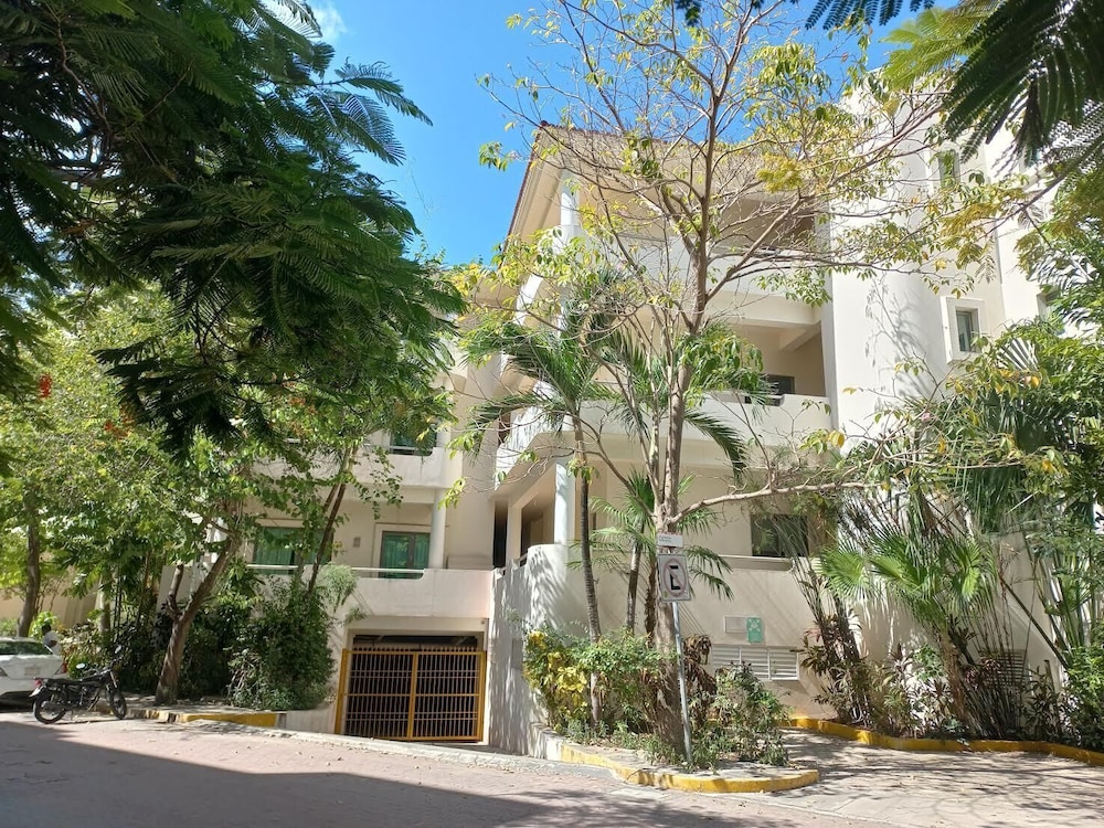 Riviera Maya Suites — Hotel building in Playa del Carmen, Quintana Roo