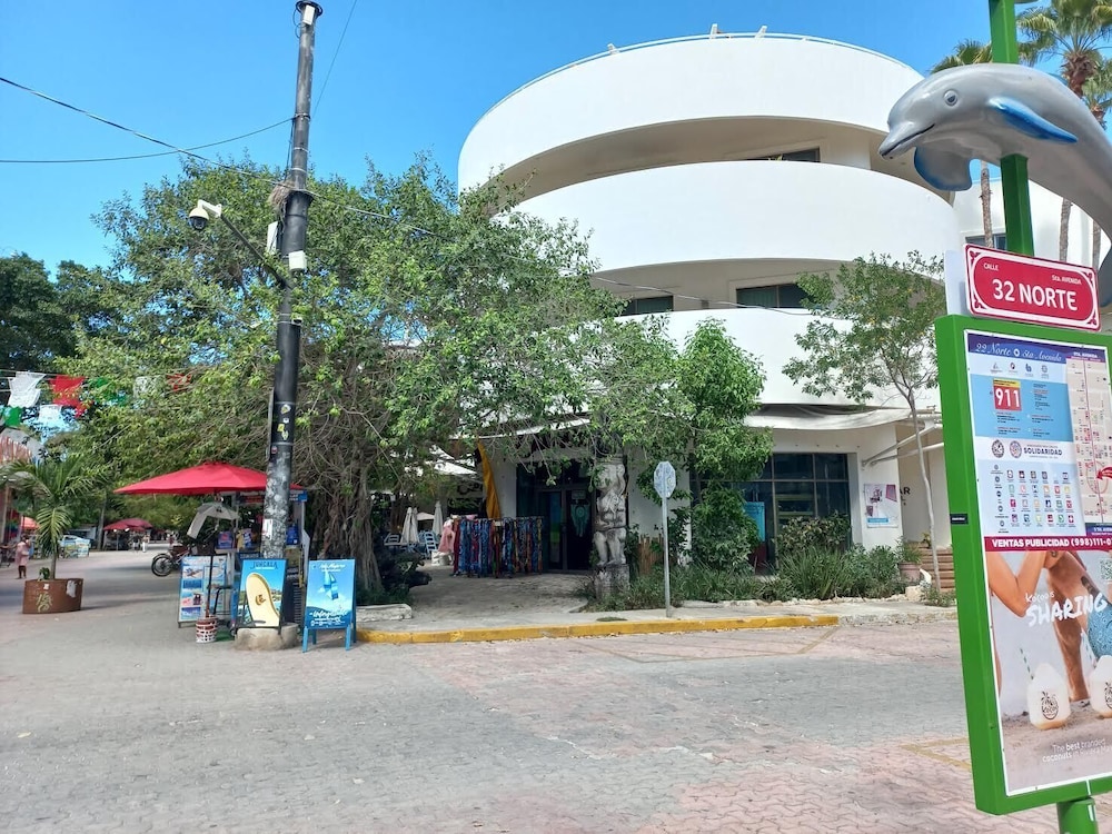 Riviera Maya Suites — Hotel building in Playa del Carmen, Quintana Roo