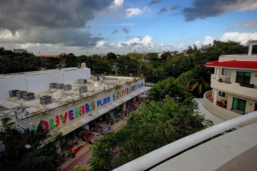 Riviera Maya Suites — Hotel building in Playa del Carmen, Quintana Roo