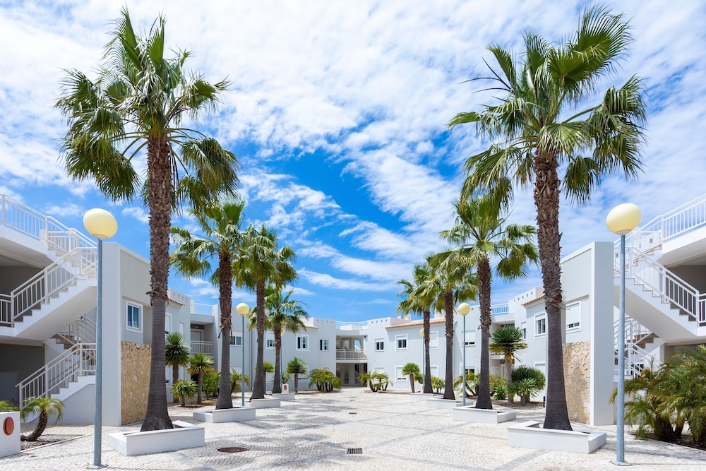 Placid Village — Hotel building in Carvoeiro, Faro