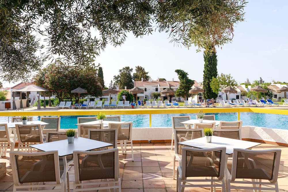 Pedras da Rainha — Swimming pool in Cabanas de Tavira, Faro