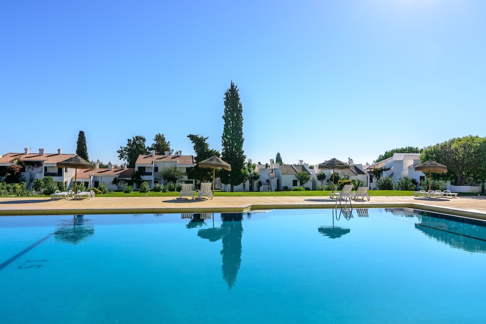 Pedras da Rainha — Swimming pool in Cabanas de Tavira, Faro