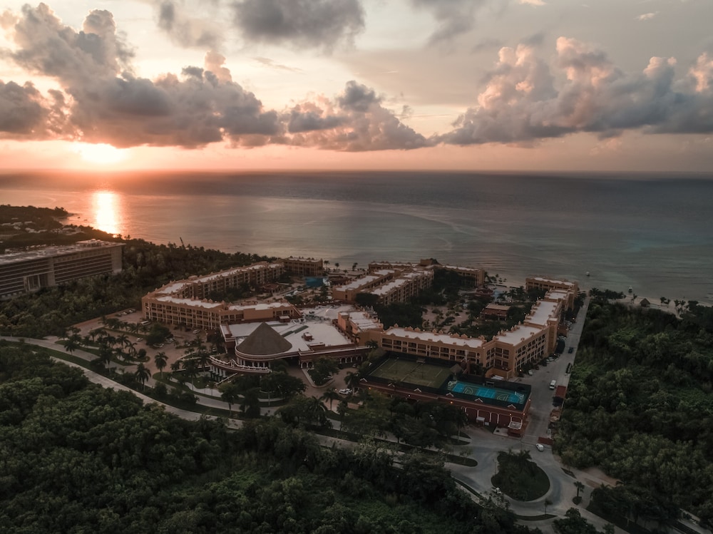 Holiday Inn Club Vacations The Royal Haciendas by IHG - All inclusive — Hotel building in Playa del Carmen, Quintana Roo