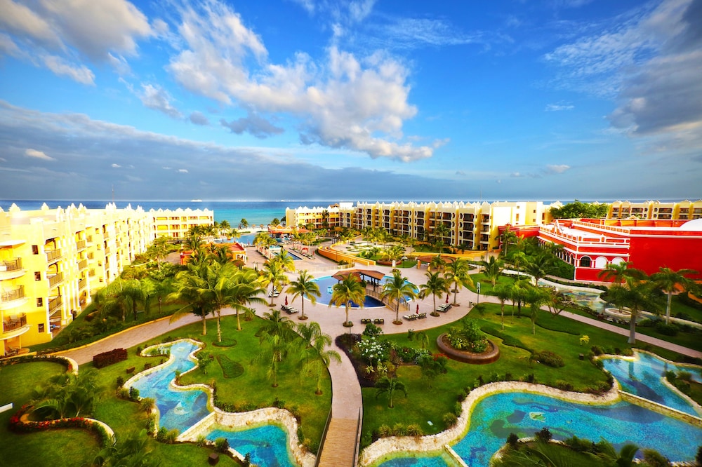 Holiday Inn Club Vacations The Royal Haciendas by IHG - All inclusive — Hotel building in Playa del Carmen, Quintana Roo