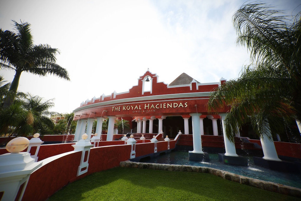 Holiday Inn Club Vacations The Royal Haciendas by IHG - All inclusive — Hotel building in Playa del Carmen, Quintana Roo