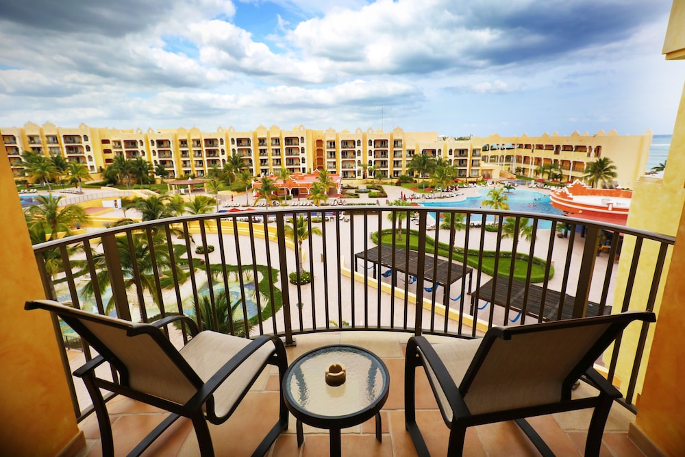 Holiday Inn Club Vacations The Royal Haciendas by IHG - All inclusive — Hotel building in Playa del Carmen, Quintana Roo