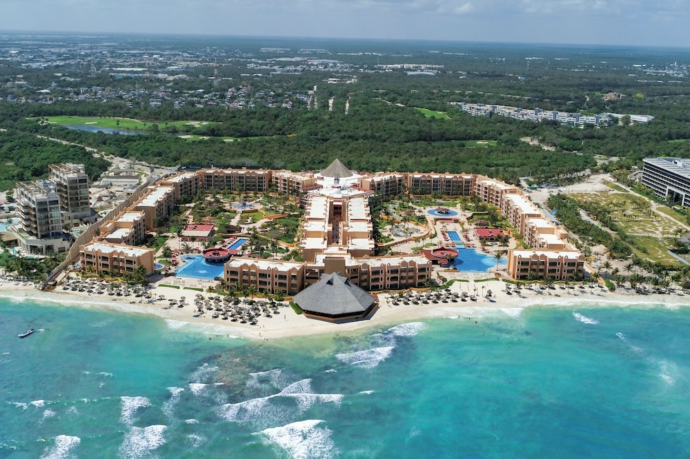 Holiday Inn Club Vacations The Royal Haciendas by IHG - All inclusive — Hotel building in Playa del Carmen, Quintana Roo