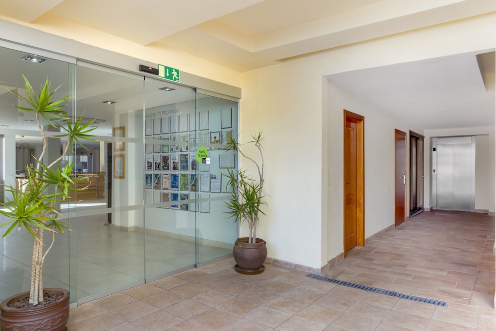 Hilton Vacation Club Royal Sunset Beach Club Tenerife — Hotel building in Costa Adeje, Canary Islands