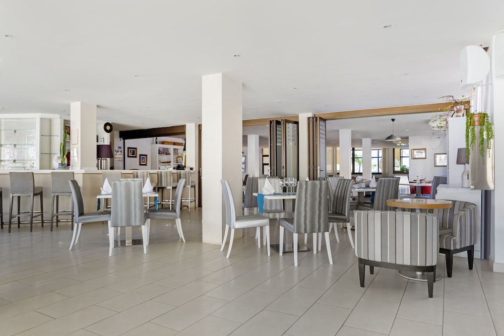 Hilton Vacation Club Royal Sunset Beach Club Tenerife — Restaurant & bars in Costa Adeje, Canary Islands