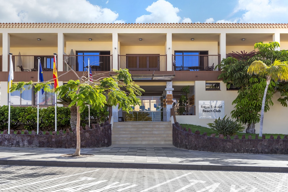 Hilton Vacation Club Royal Sunset Beach Club Tenerife — Hotel building in Costa Adeje, Canary Islands