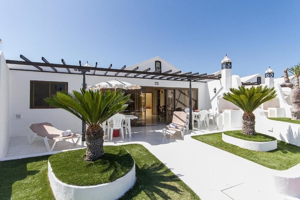 Sands Beach Resort — Hotel building in Costa Teguise, Canary Islands