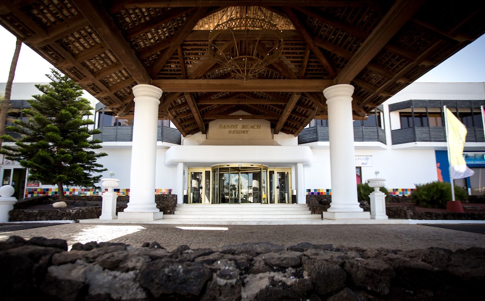 Sands Beach Resort — Hotel building in Costa Teguise, Canary Islands