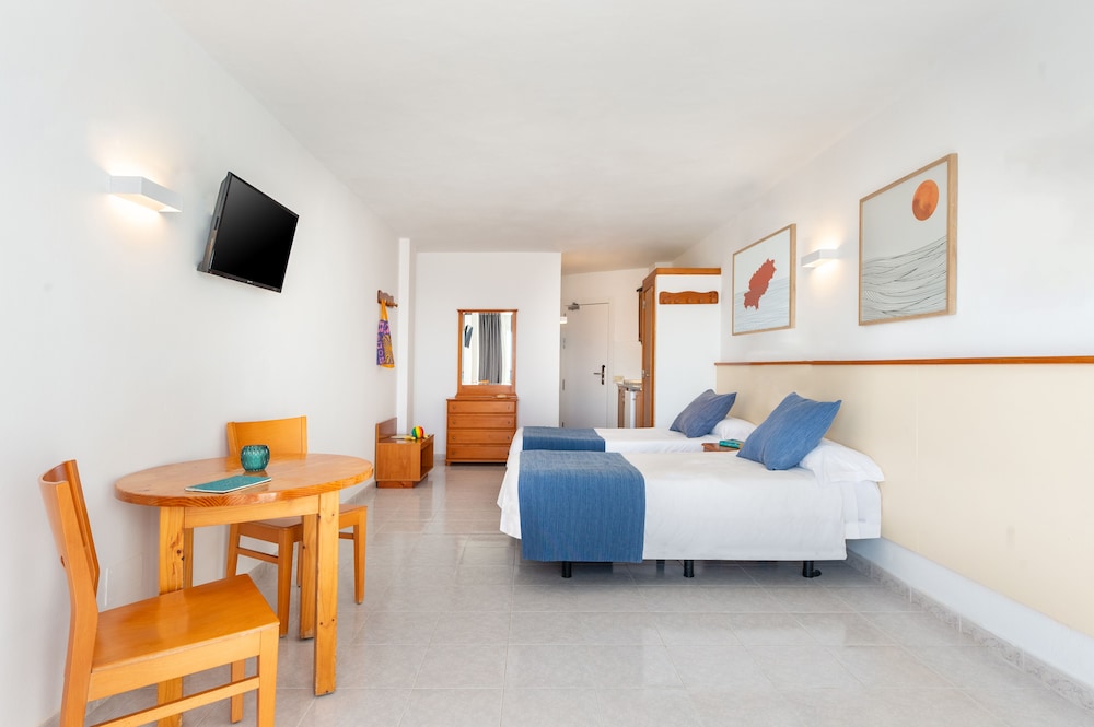 Apartamentos Vibra Tropical Garden — Hotel rooms in Ibiza Town, Balearic Islands