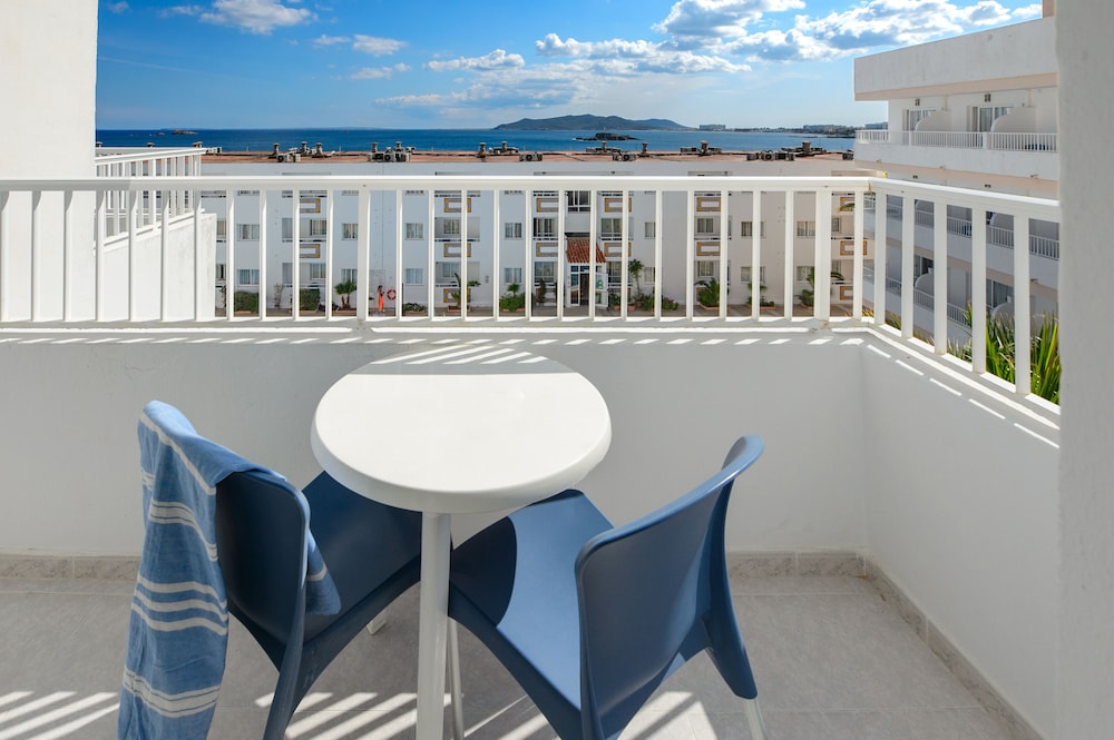 Apartamentos Vibra Tropical Garden — Hotel rooms in Ibiza Town, Balearic Islands