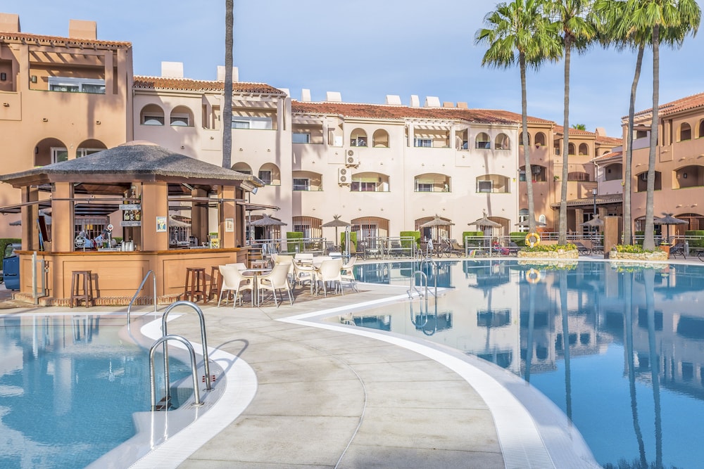 Los Amigos Beach Club — Swimming pool in Mijas, Andalusia