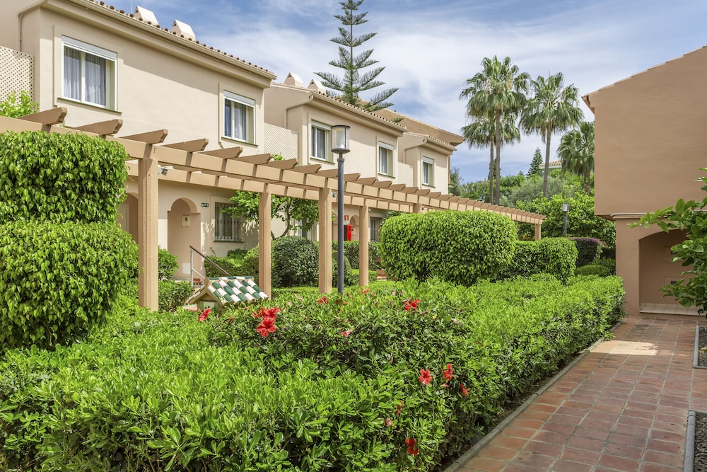 Los Amigos Beach Club — Hotel building in Mijas, Andalusia