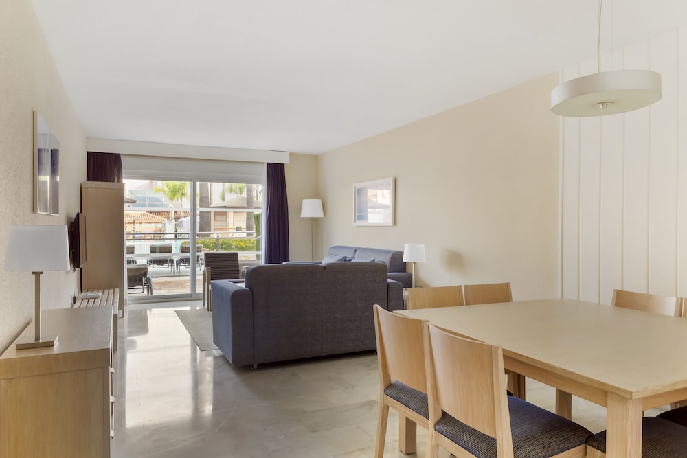 Los Amigos Beach Club — Hotel rooms in Mijas, Andalusia