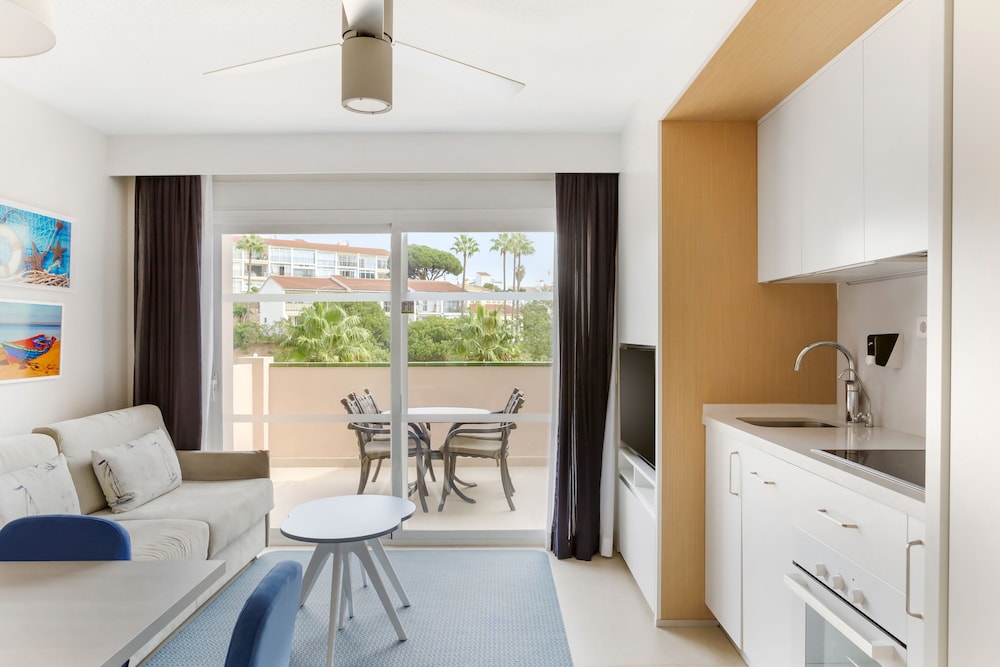 Los Amigos Beach Club — Hotel rooms in Mijas, Andalusia
