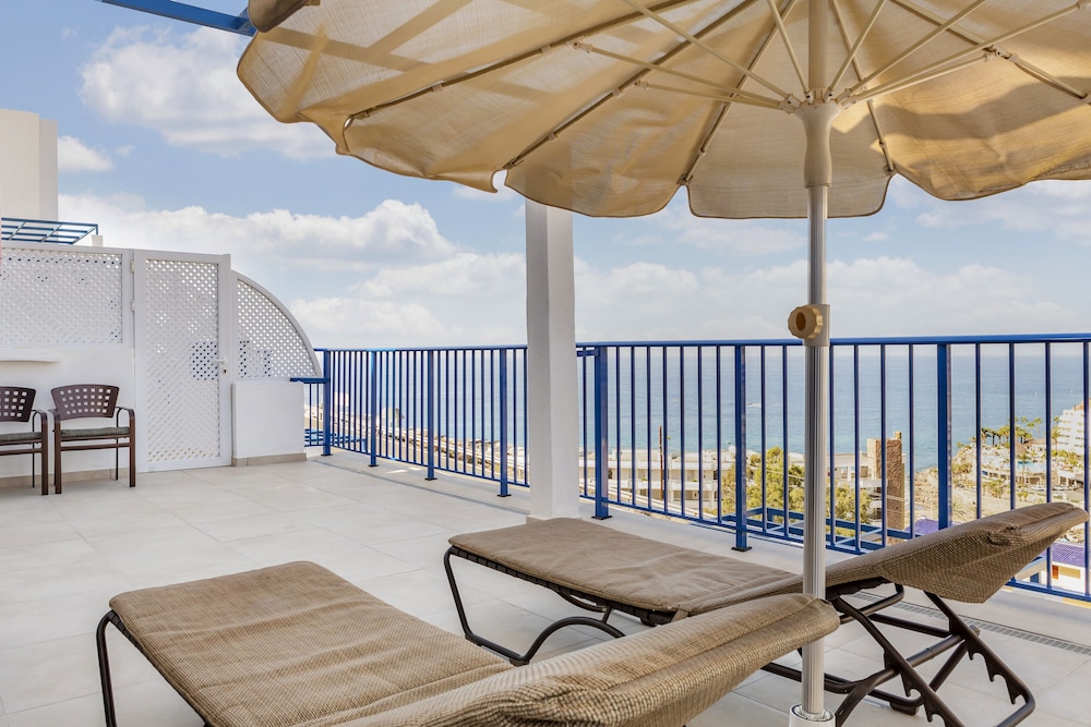 Club Cala Blanca — Hotel building in Taurito, Canary Islands