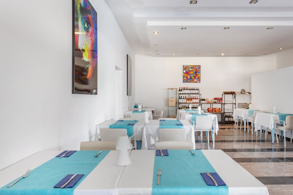 Club Cala Blanca — Restaurant & bars in Taurito, Canary Islands