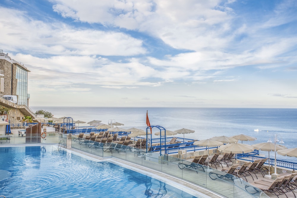 Club Cala Blanca — Swimming pool in Taurito, Canary Islands