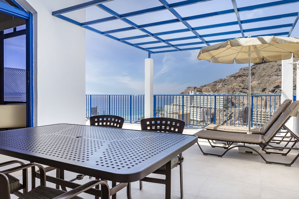 Club Cala Blanca — Hotel building in Taurito, Canary Islands