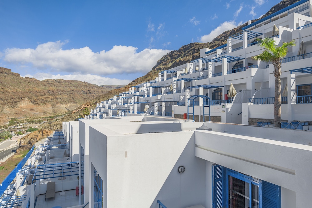 Club Cala Blanca — Hotel building in Taurito, Canary Islands