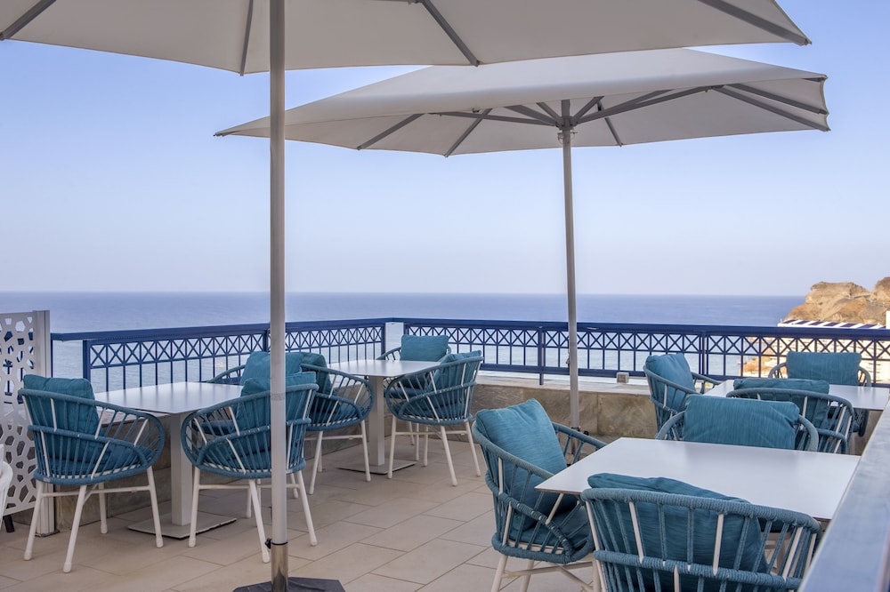 Club Cala Blanca — Restaurant & bars in Taurito, Canary Islands