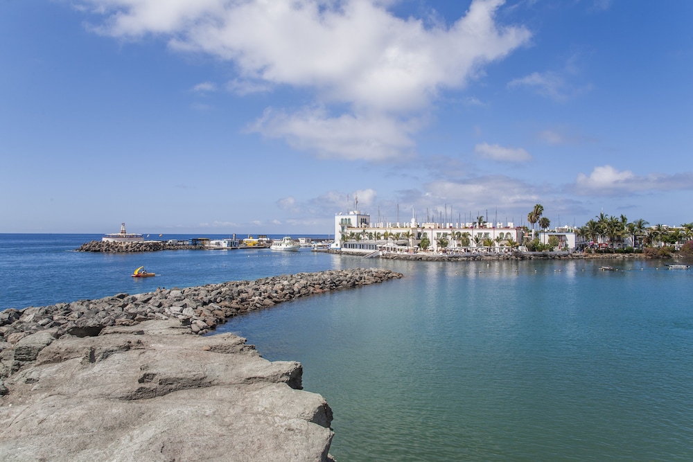 Club Cala Blanca — Beach in Taurito, Canary Islands