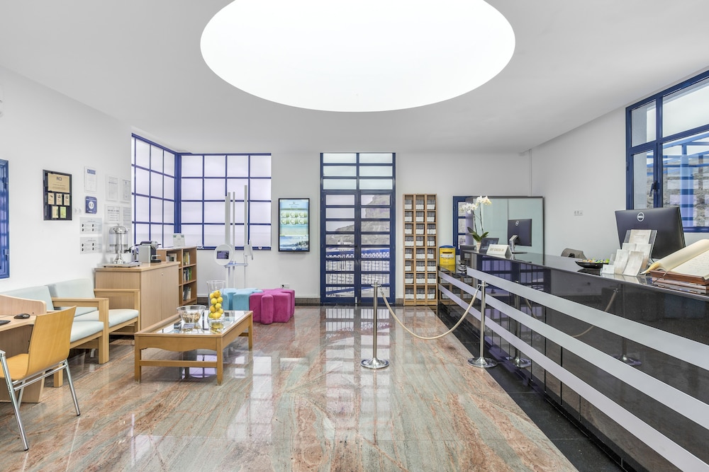 Club Cala Blanca — Hotel building in Taurito, Canary Islands