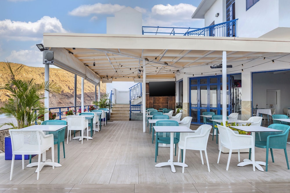 Club Cala Blanca — Restaurant & bars in Taurito, Canary Islands
