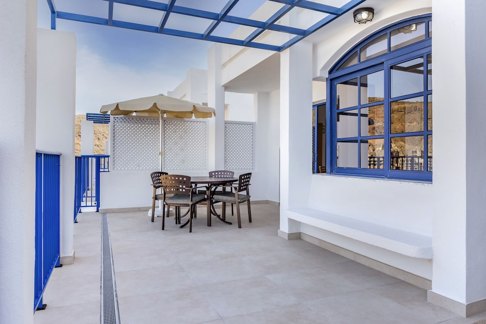 Club Cala Blanca — Hotel building in Taurito, Canary Islands