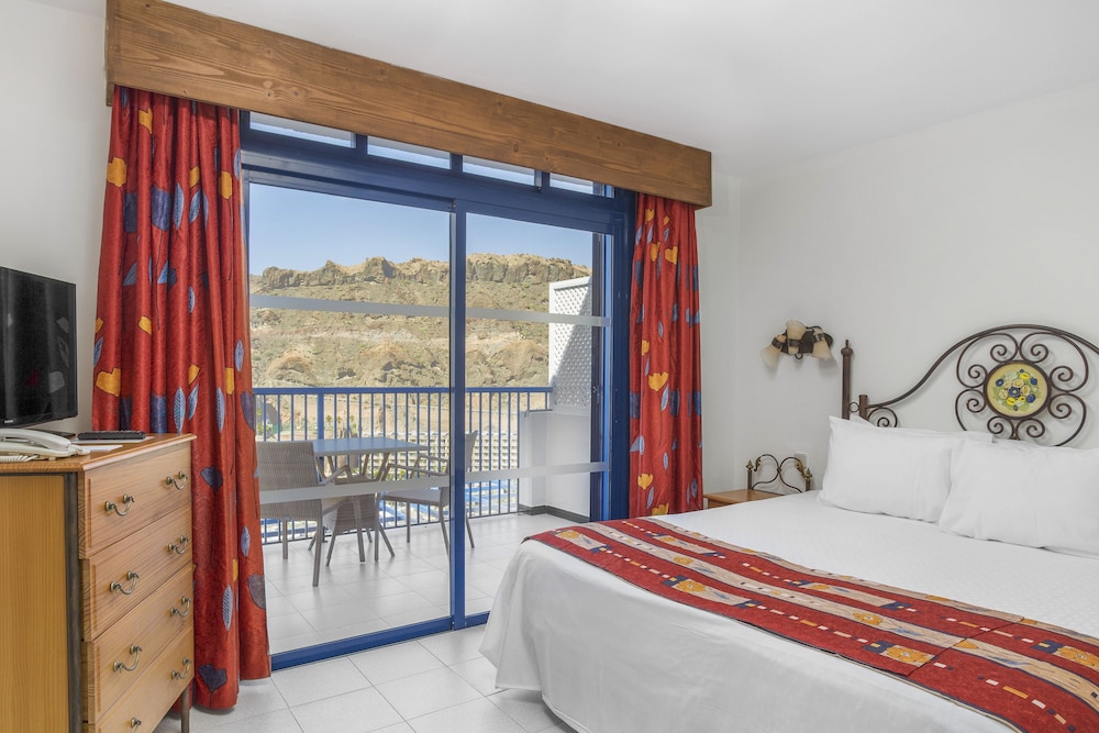 Club Cala Blanca — Hotel rooms in Taurito, Canary Islands