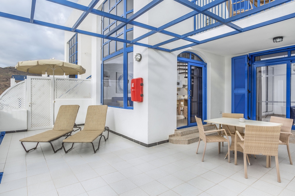 Club Cala Blanca — Hotel building in Taurito, Canary Islands