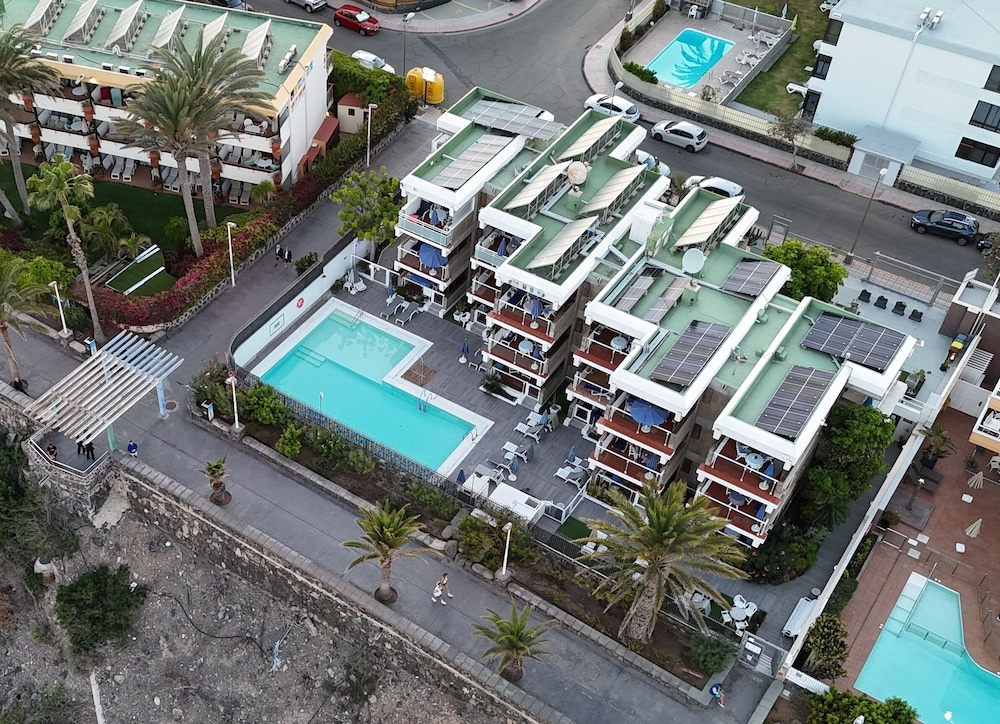 Apartamentos El Paseo — Hotel building in Playa del Ingles, Canary Islands