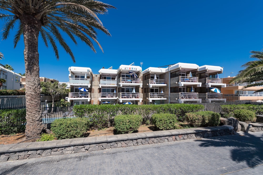 Apartamentos El Paseo — Hotel building in Playa del Ingles, Canary Islands