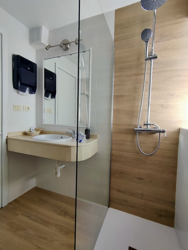 Apartamentos El Paseo — Hotel rooms in Playa del Ingles, Canary Islands