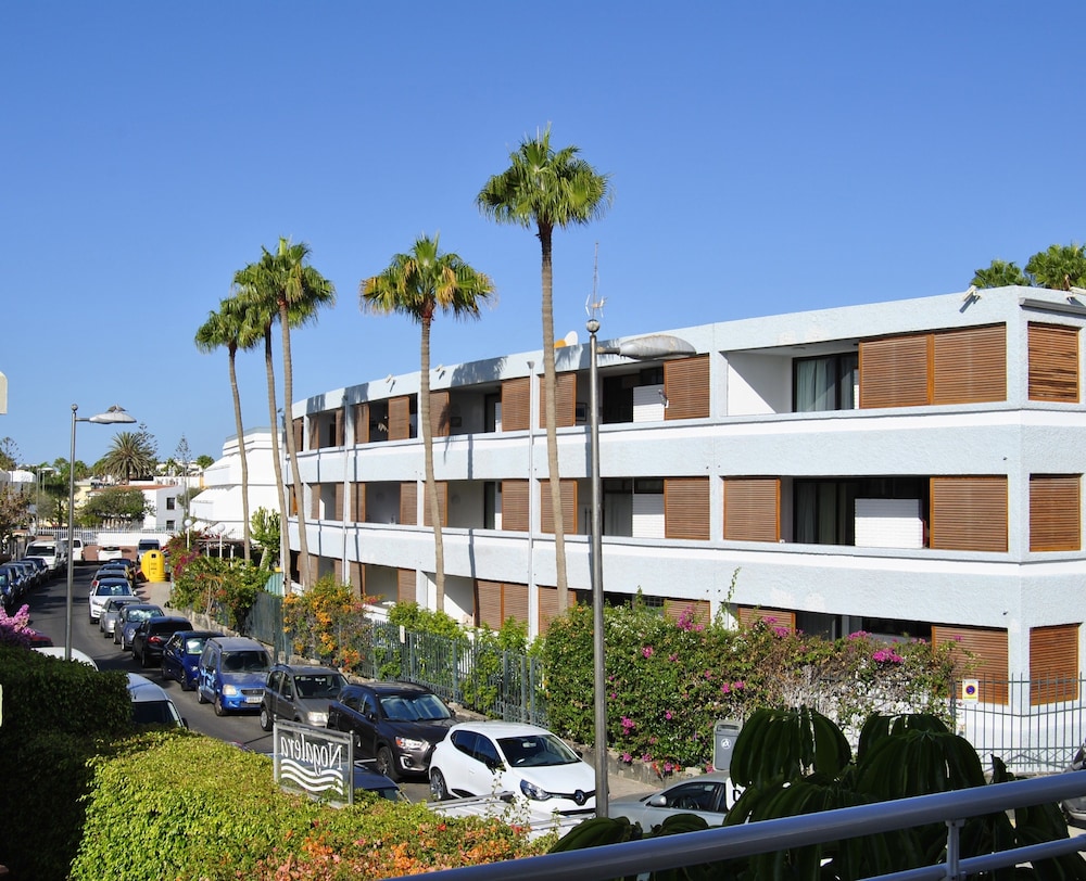 Apartamentos El Paseo — Hotel building in Playa del Ingles, Canary Islands