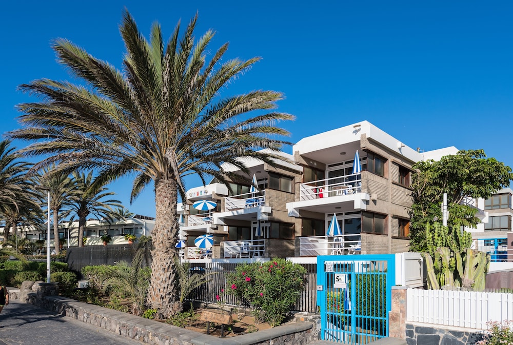 Apartamentos El Paseo — Hotel building in Playa del Ingles, Canary Islands