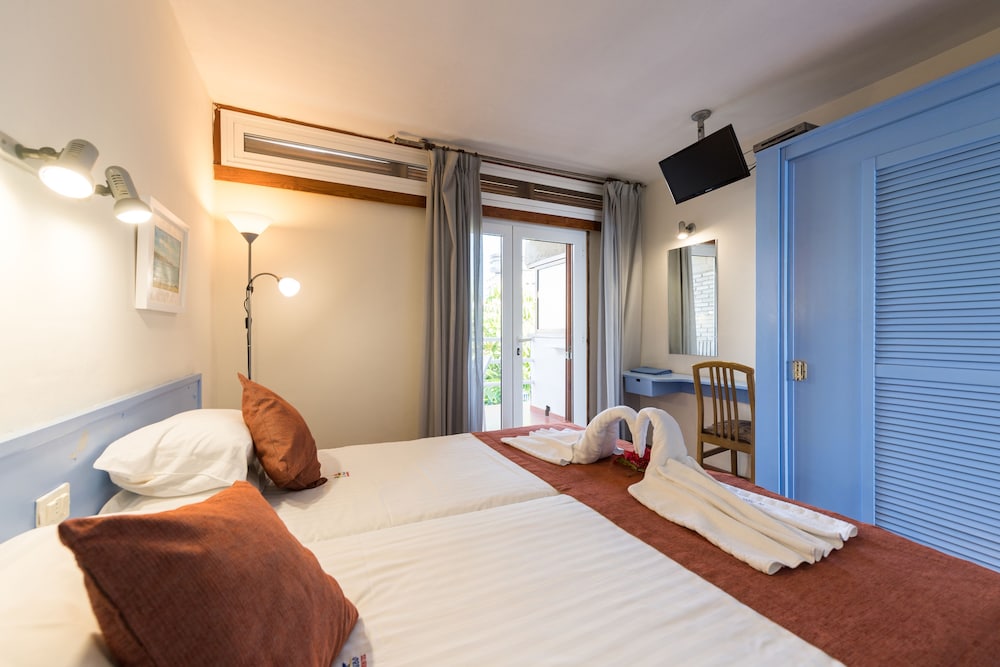 Apartamentos El Paseo — Hotel rooms in Playa del Ingles, Canary Islands