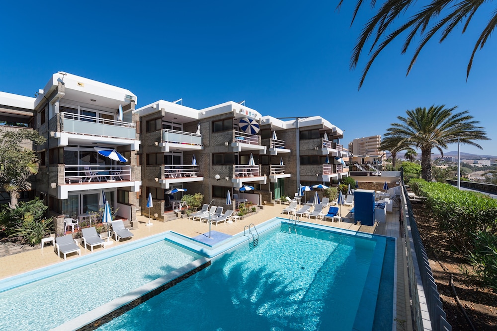 Apartamentos El Paseo — Swimming pool in Playa del Ingles, Canary Islands