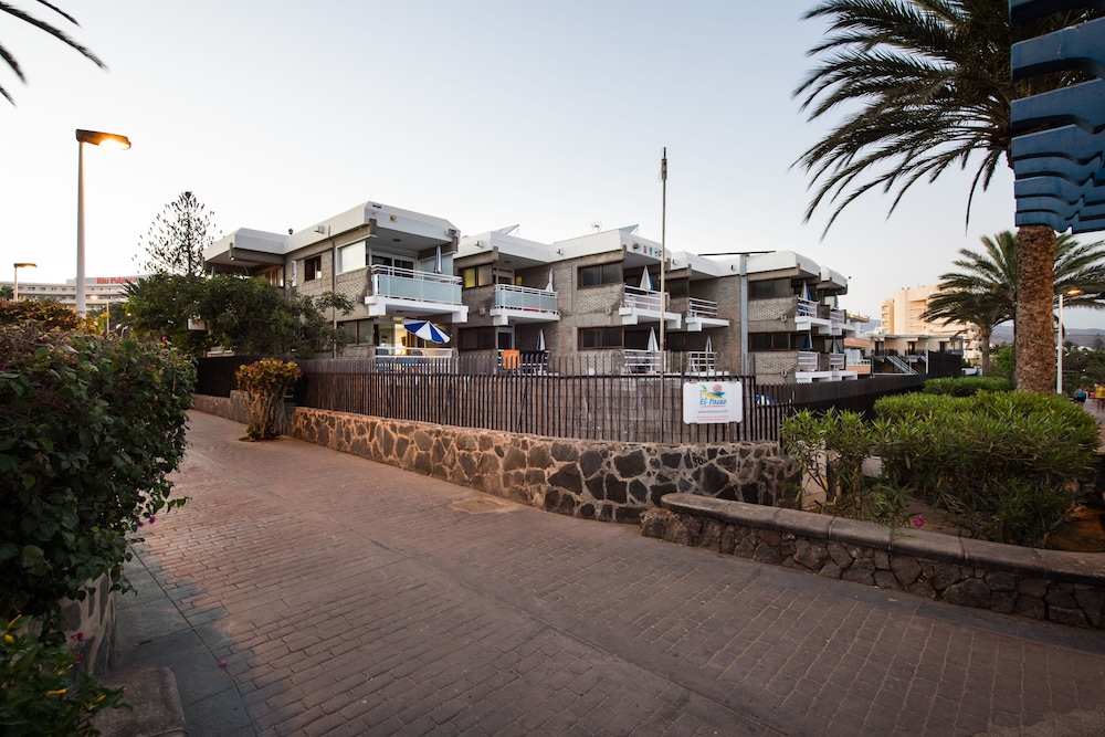 Apartamentos El Paseo — Hotel building in Playa del Ingles, Canary Islands