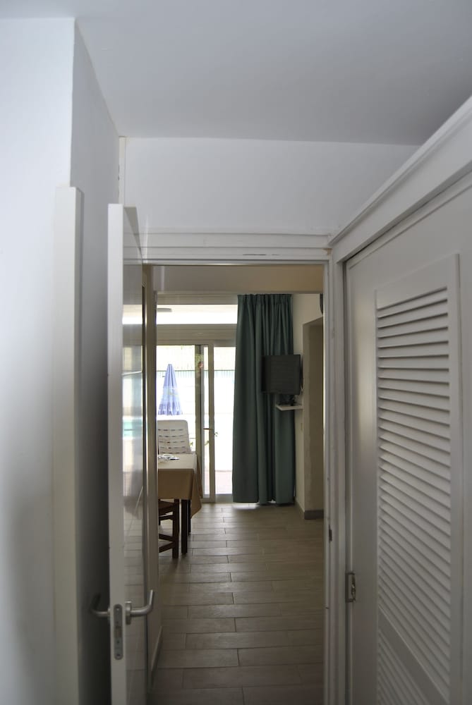 Apartamentos El Paseo — Hotel rooms in Playa del Ingles, Canary Islands