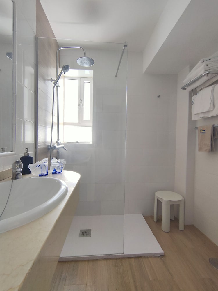 Apartamentos El Paseo — Hotel rooms in Playa del Ingles, Canary Islands