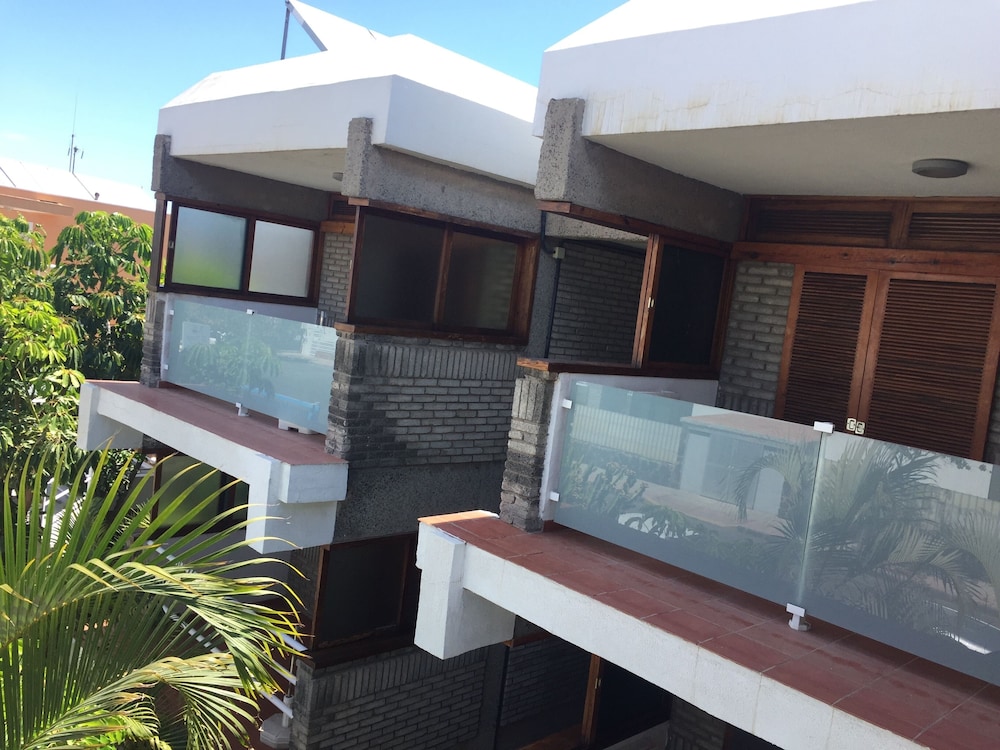 Apartamentos El Paseo — Hotel building in Playa del Ingles, Canary Islands