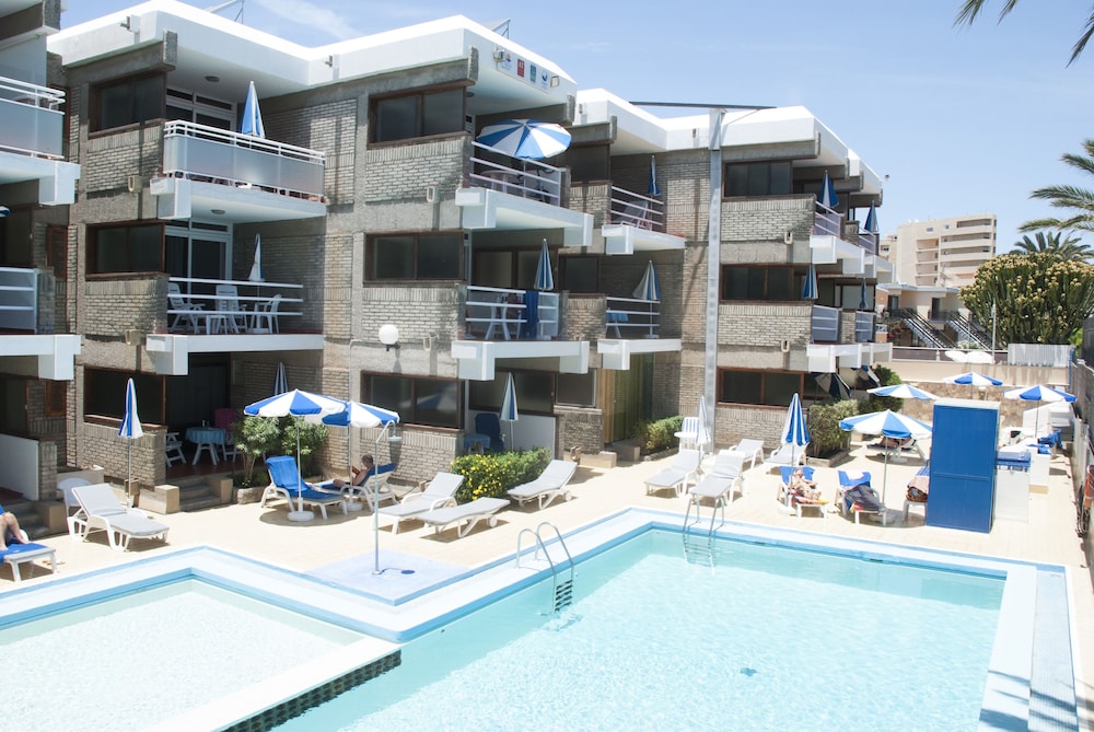 Apartamentos El Paseo — Hotel building in Playa del Ingles, Canary Islands
