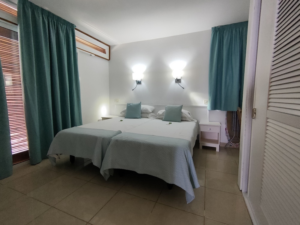 Apartamentos El Paseo — Hotel rooms in Playa del Ingles, Canary Islands