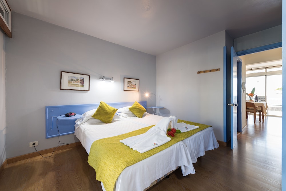 Apartamentos El Paseo — Hotel rooms in Playa del Ingles, Canary Islands