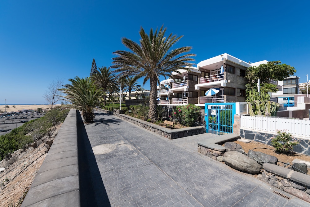 Apartamentos El Paseo — Hotel building in Playa del Ingles, Canary Islands
