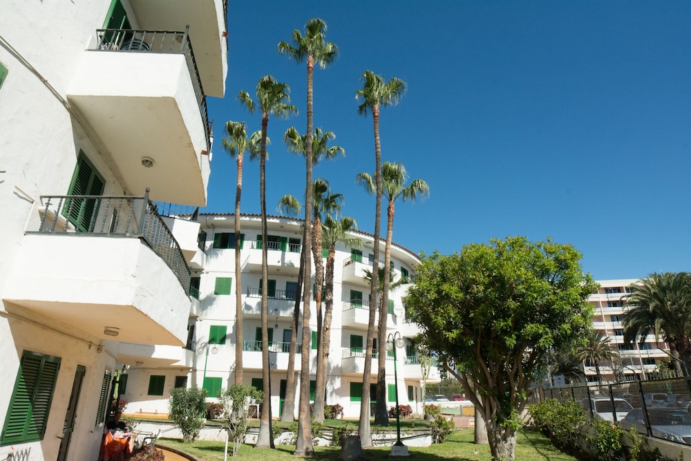 Apartamentos Las Faluas — Hotel building in Playa del Ingles, Canary Islands